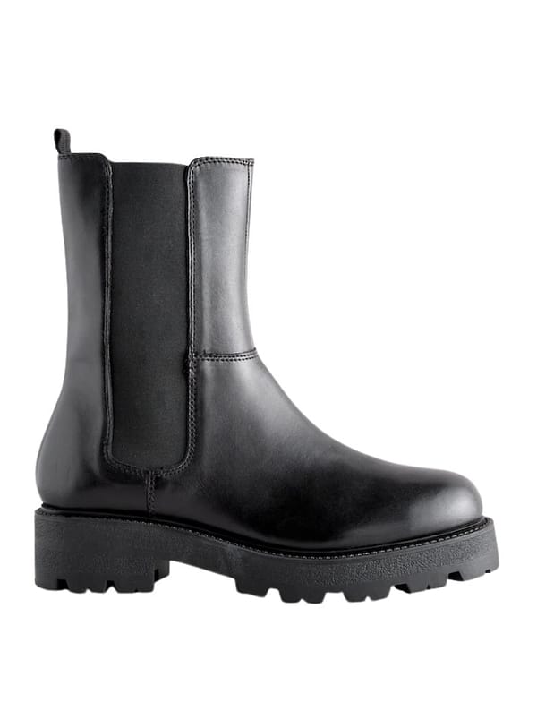 The Claudia Effect chunky Chelsea boots grounding the look